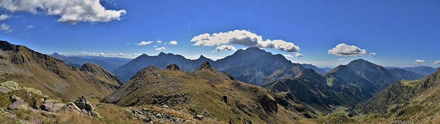 Salendo a Cima di Mezzeno ampia vista panoramica alle spalle sul percorso di salita